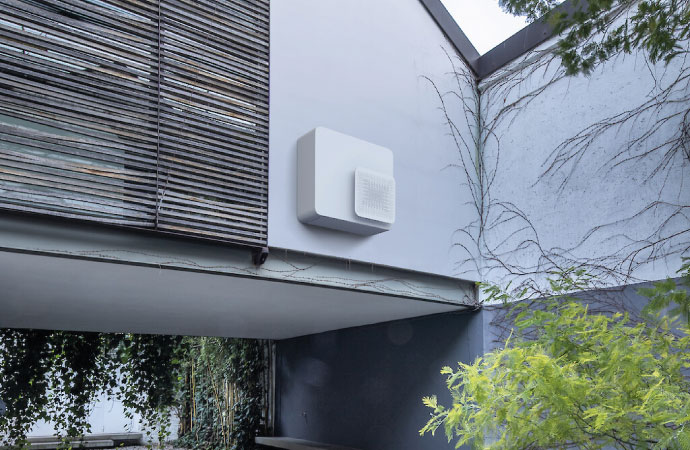 Pompa di calore semi-incasso Stone by Innova installata su facciata in Canton Ticino, soluzione discreta, silenziosa ed efficiente senza unità esterna visibile