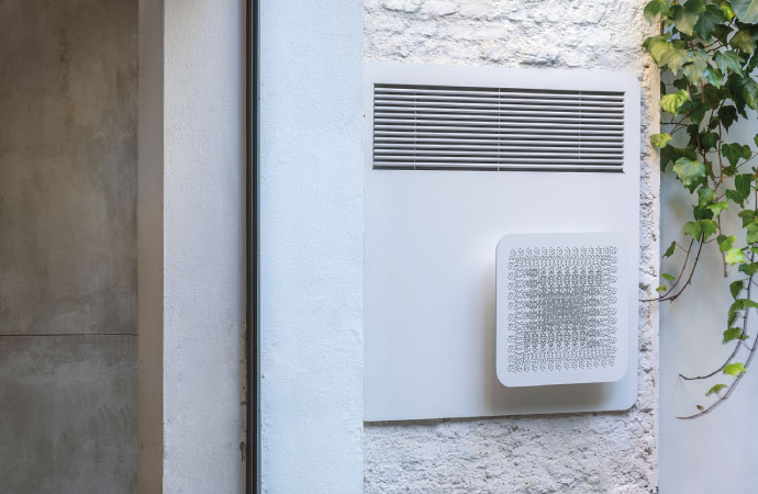 Pompa di calore Stone by Innova a scomparsa installata su facciata in abitazione del Canton Ticino, soluzione invisibile ad alta efficienza energetica